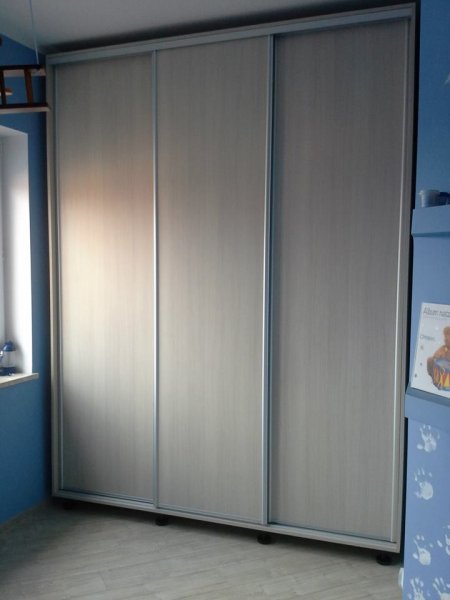 Szafa z drzwiami przesuwnymi