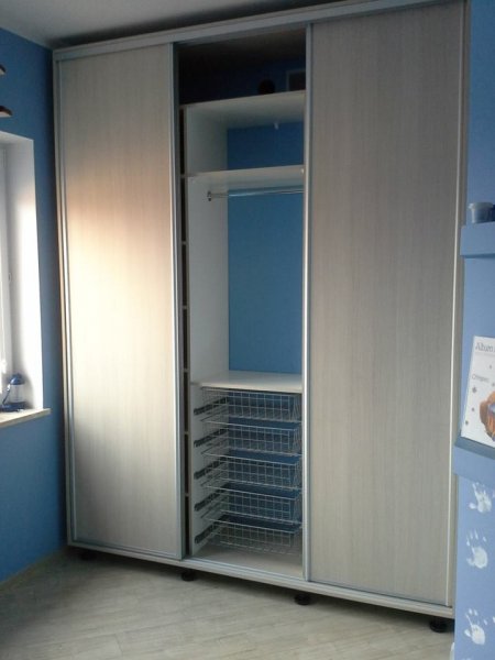 Szafa z drzwiami przesuwnymi